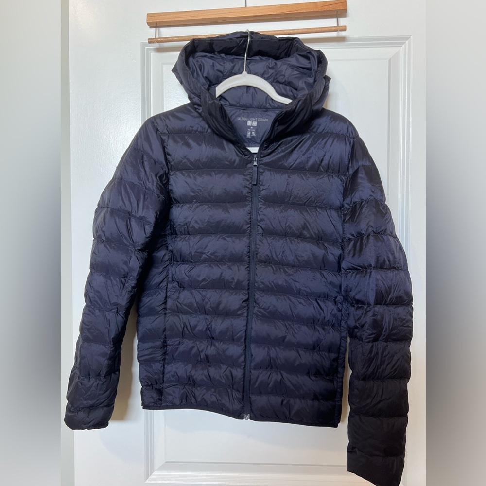 XS ULTRA LIGHT UNIQLO JACKET WITH HOODIE, LIKE NEW CONDITIONS